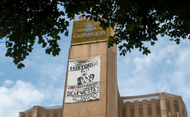 Cuelgan una pancarta contra Alberto Garzón en el edificio de Correos por el elevado precio de la luz