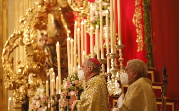 El obispo de Málaga abre el jubileo concedido por el Papa Francisco a la Agrupación de Cofradías por su centenario