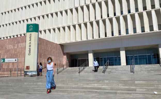 Se pelea con una camarera y luego rompe cuatro dientes a un hombre que intentó defenderla en un bar del Centro de Málaga