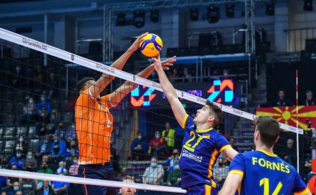 España, capitaneada por el marbellí Trinidad, cae por 3-0 ante Países Bajos en el Europeo