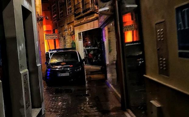 Dos detenidos tras ser sorprendidos mientras efectuaban un pase de droga en una calle de Málaga