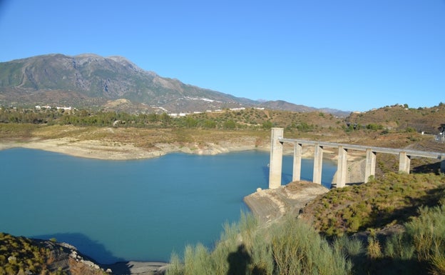 El subtropical, abocado a nuevos recortes por el bajo nivel de la presa de La Viñuela