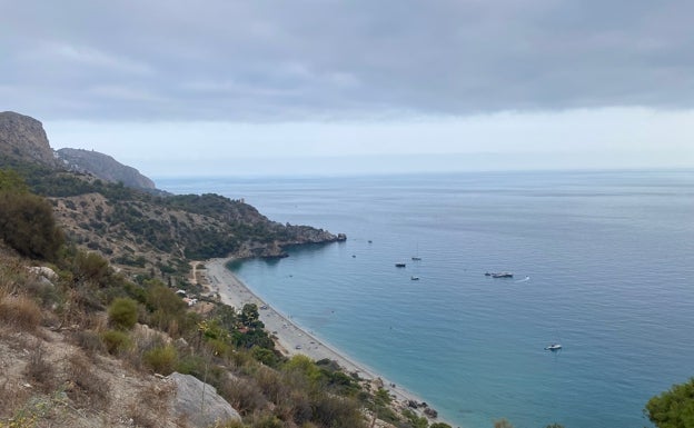 Ecologistas advierten de los «daños medioambientales» por el uso de cremas solares en el paraje de Maro