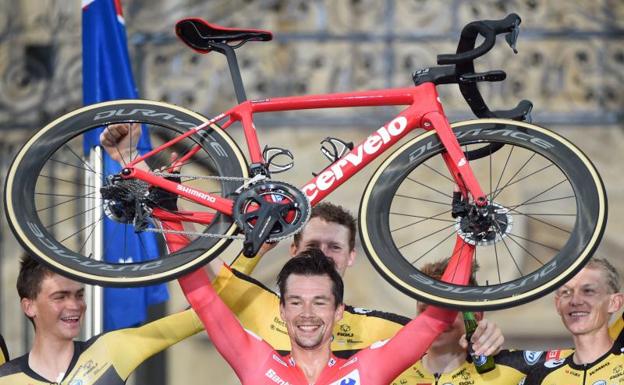 Roglic conquista su tercera Vuelta consecutiva tras exhibirse en la crono final