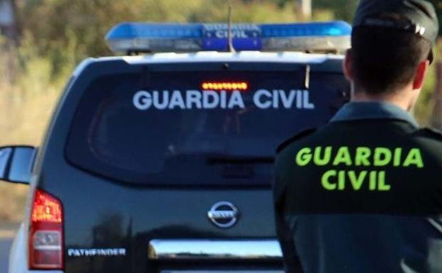 Un conductor embiste a un coche patrulla de la Guardia Civil al fugarse y siembra el pánico en la autovía