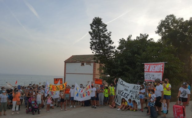 Unos 300 vecinos de Benajarafe y Chilches protestan por la «falta absoluta» de inversiones y servicios en la zona