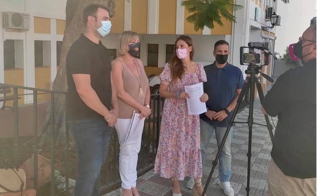 El PSOE recoge firmas para pedir que se cubran las vacantes de pediatría en Torrox