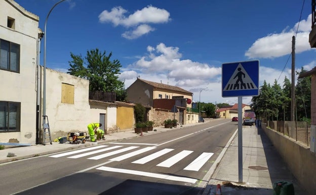 Así son las nuevas señales que ya ensaya la DGT a pie de carretera: Llegan los 'dientes de dragón'