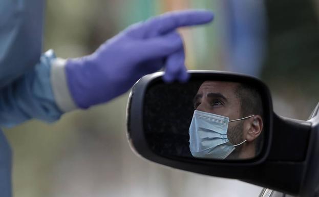 Málaga registra su cifra más reducida de contagios desde mayo y baja de nivel de riesgo