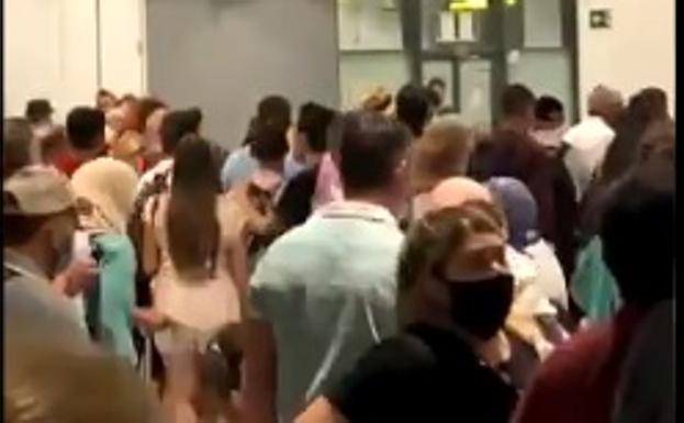 La falta de personal en los controles sanitarios provoca aglomeraciones en el aeropuerto de Málaga