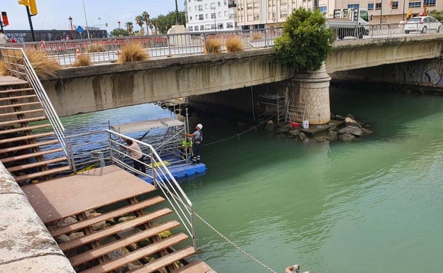 El Ayuntamiento de Málaga acomete el arreglo de los desperfectos en el tablero del puente del Carmen