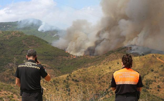 El incendio de Sierra Bermeja se complica: 400 personas trabajan contra las llamas y se superan los mil desalojados