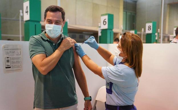 El mensaje de Juanma Moreno tras ser inoculado: «Os animo a vacunaros, todos somos parte de la solución»