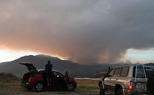 La caída de pavesas por el incendio obliga a desalojar once viviendas en Estepona