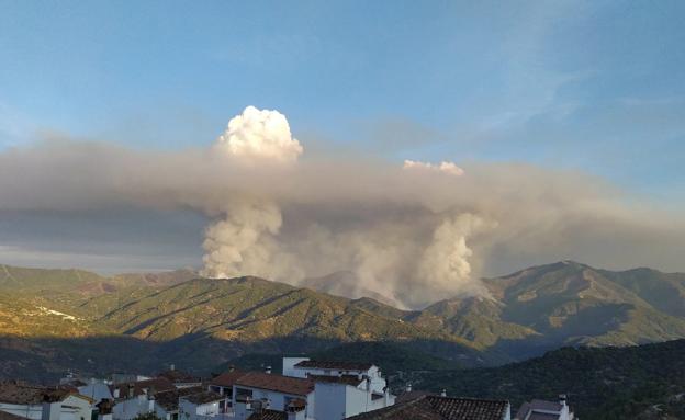 Un incendio de sexta generación: «Hay que esperar media hora para ver si el pirocúmulo se desploma o se disuelve»