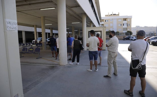 Una unidad móvil vacunará hoy sin cita contra el Covid en la plaza de la Marina de Málaga