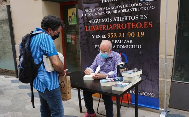 Fernando Aramburu hace parada en Málaga para hacer volar a sus vencejos