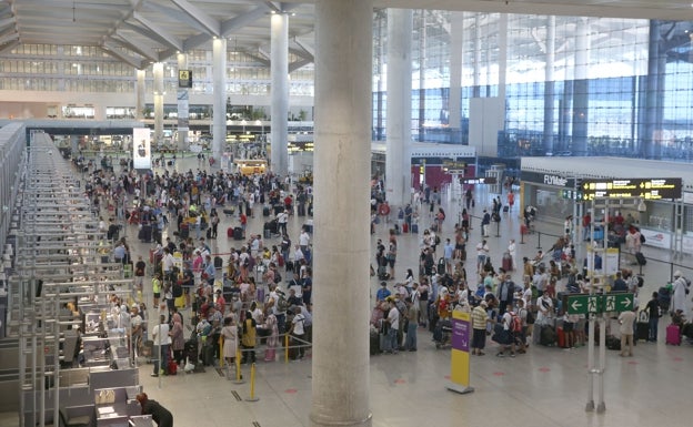 El aeropuerto mueve en agosto 1,4 millones de pasajeros, un 36,5% menos que antes de la pandemia