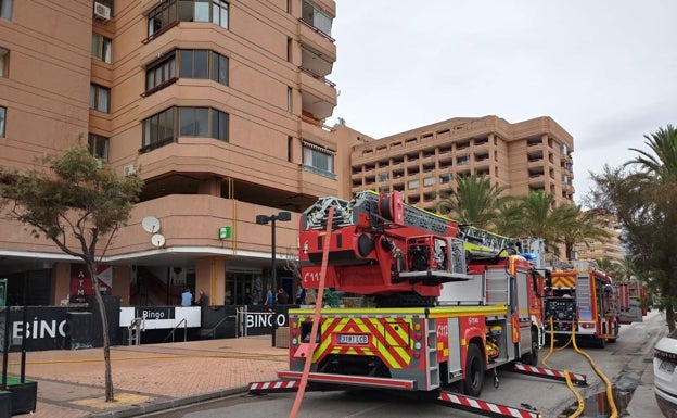 Un incendio en una quinta planta en Fuengirola obliga a movilizar a los bomberos