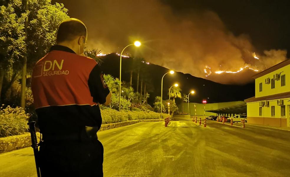 El incendio devastador sigue creciendo y sitia ya seis pueblos