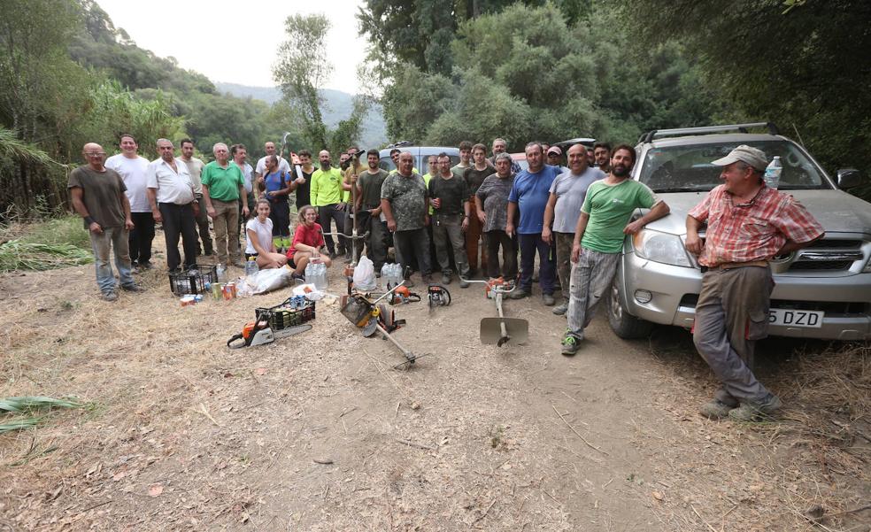 Benarrabá no espera a los bomberos ni a la UME: ellos trazan su propio cortafuegos