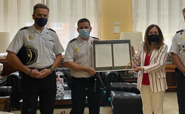 Reconocen a un policía nacional que, fuera de servicio, salvó la vida de un hombre en una playa de Nerja