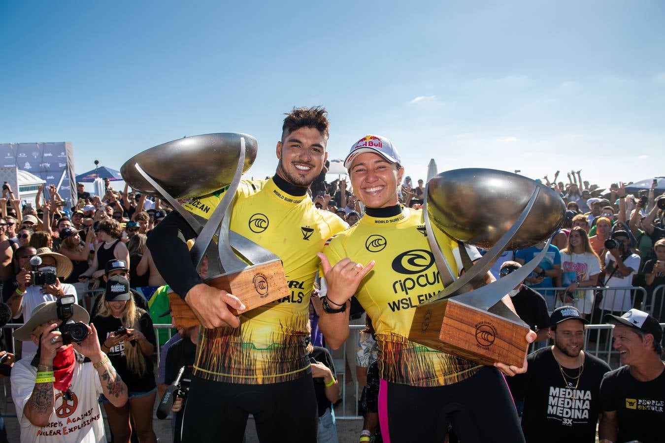 Gabriel Medina y Carissa Moore, campeones del mundo de surf