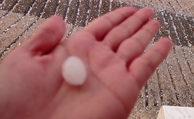 Una fuerte granizada sorprende a los vecinos de la Axarquía