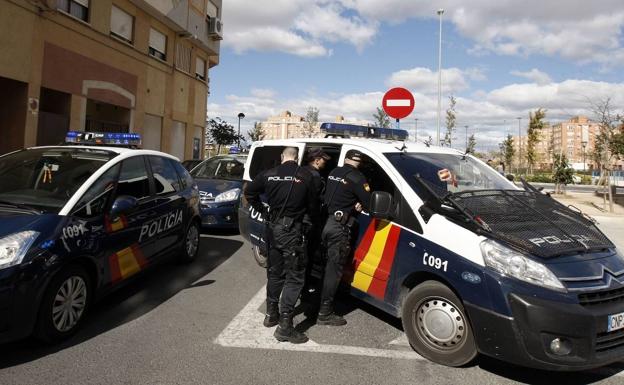 Buscan a un menor discapacitado después de que su madre confesara que «se le murió» y lo «tiró a un contenedor»