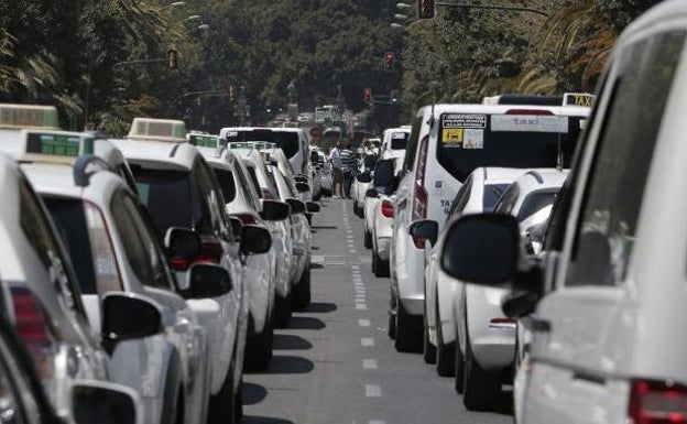 Los taxistas de Málaga vuelven a echarse a la calle para exigir más control sobre los VTC