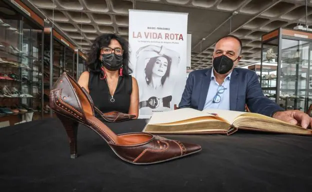 Un par de tacones de la actriz malagueña Amparo Muñoz, en el museo del calzado de Elda
