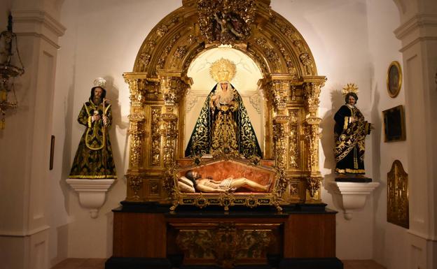 La Cofradía del Monte Calvario restaura el retablo barroco de su ermita