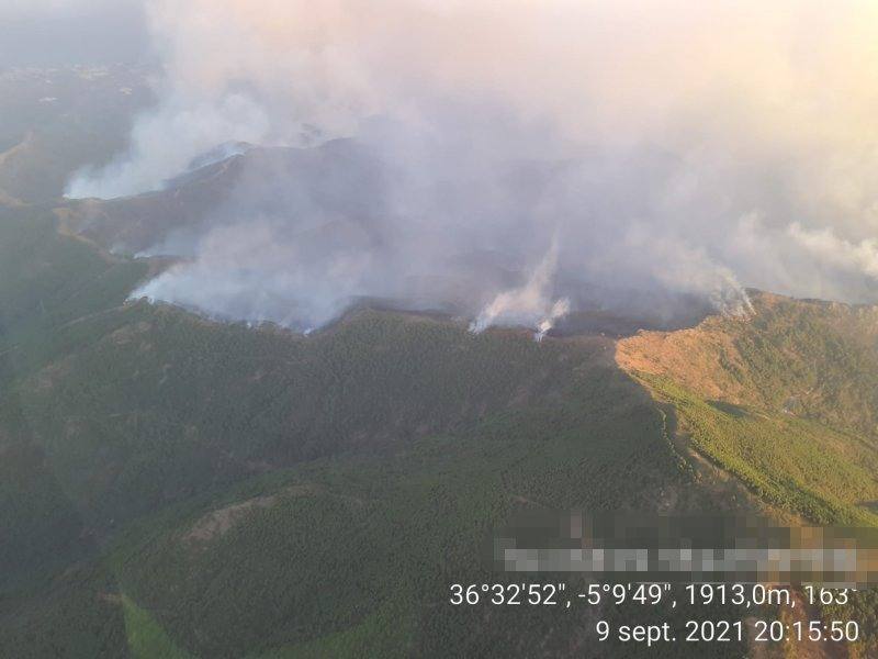 Imágenes inéditas del incendio de Sierra Bermeja desde el aire