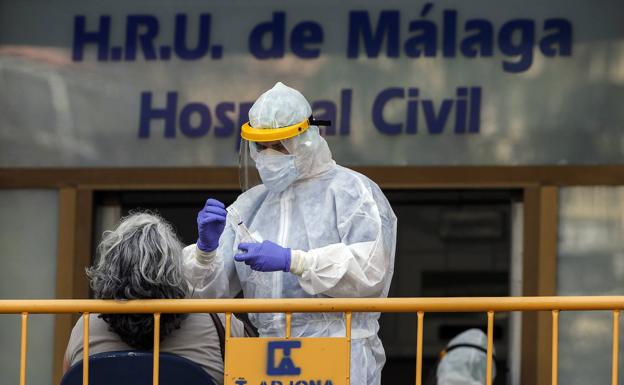 Málaga suma tres muertes por coronavirus, aunque la tasa de contagios sigue desplomada