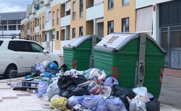 Rincón de la Victoria activa «un plan de choque» de limpieza en las zonas de contenedores