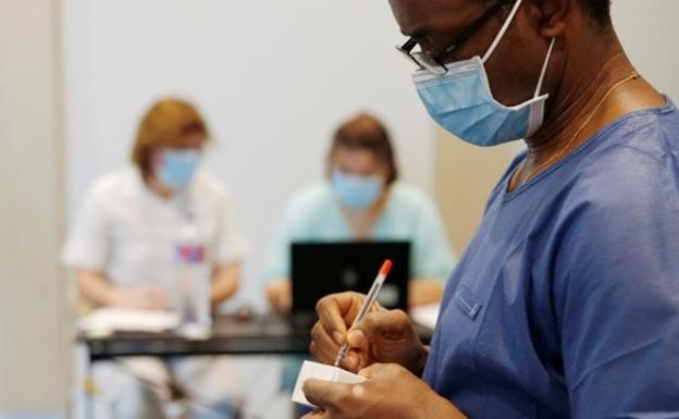 Andalucía registra «una tendencia descendente clara» con 563 contagios, siete fallecidos y una tasa de 79,6