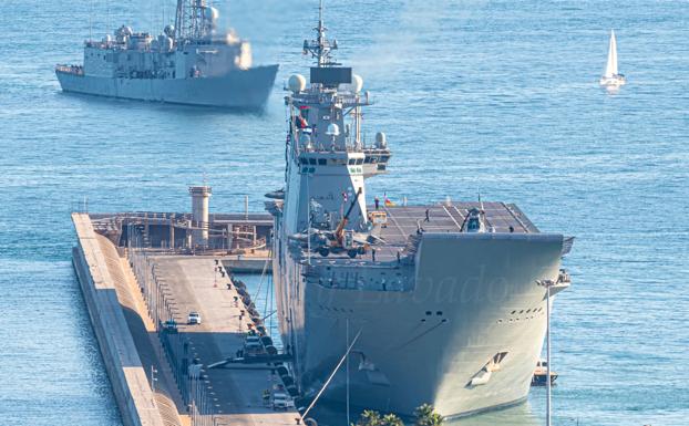 Así se 'aparca' un buque de guerra de 27.000 toneladas en el Puerto de Málaga (en 30 segundos)