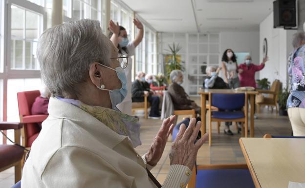 Andalucía comenzará el martes con la tercera vacunación en residencias de mayores
