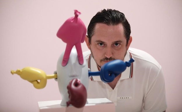 El CAC Málaga da la alternativa a la escultura irónica de Mark Whalen