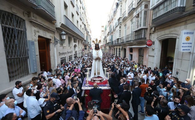 Multitudinario reencuentro con las procesiones en Málaga