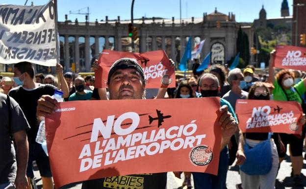 Miles de personas claman en Barcelona contra la ampliación de El Prat