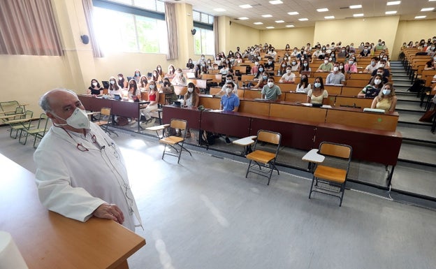 La Universidad dice adiós a 18 meses de clases a distancia