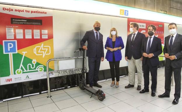 Instalan en la estación de metro de El Perchel el primer aparcamiento de patinetes con puntos de recarga