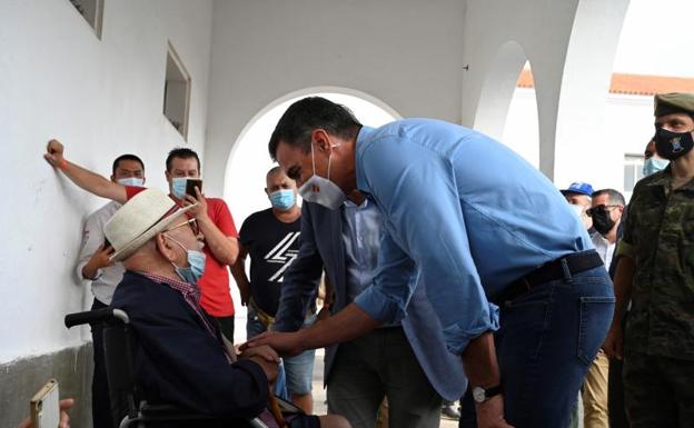 Sánchez visita a los evacuados por la erupción y la zona afectada