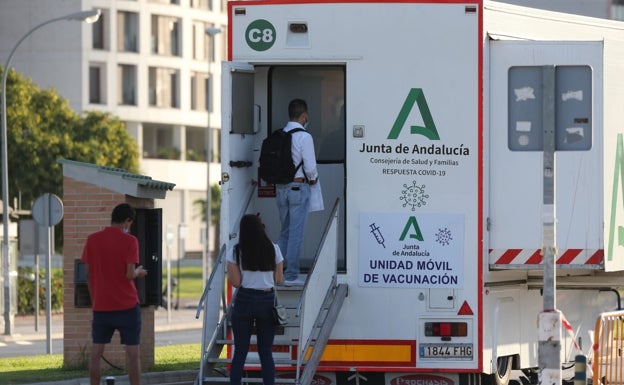 Estudiantes acuden al punto de vacunación de la UMA en el aparcamiento de Teatinos