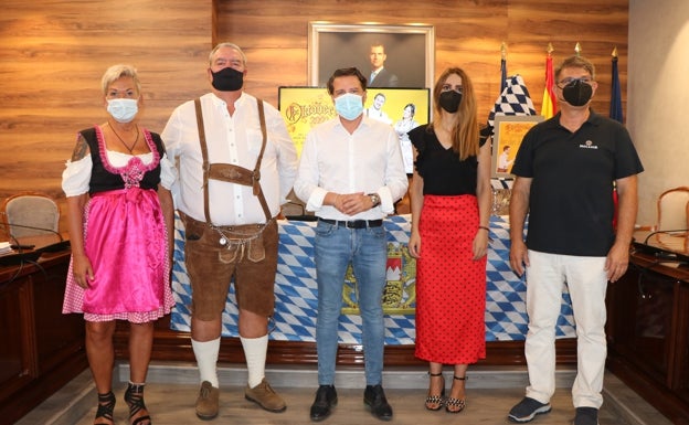 Torrox, la pequeña Alemania peninsular, celebra su fiesta de la cerveza 'Oktoberfest' hasta el domingo