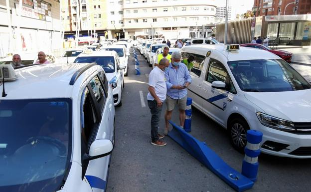 Los taxistas de Málaga marchan este jueves en caravana por el Centro para protestar contra las VTC