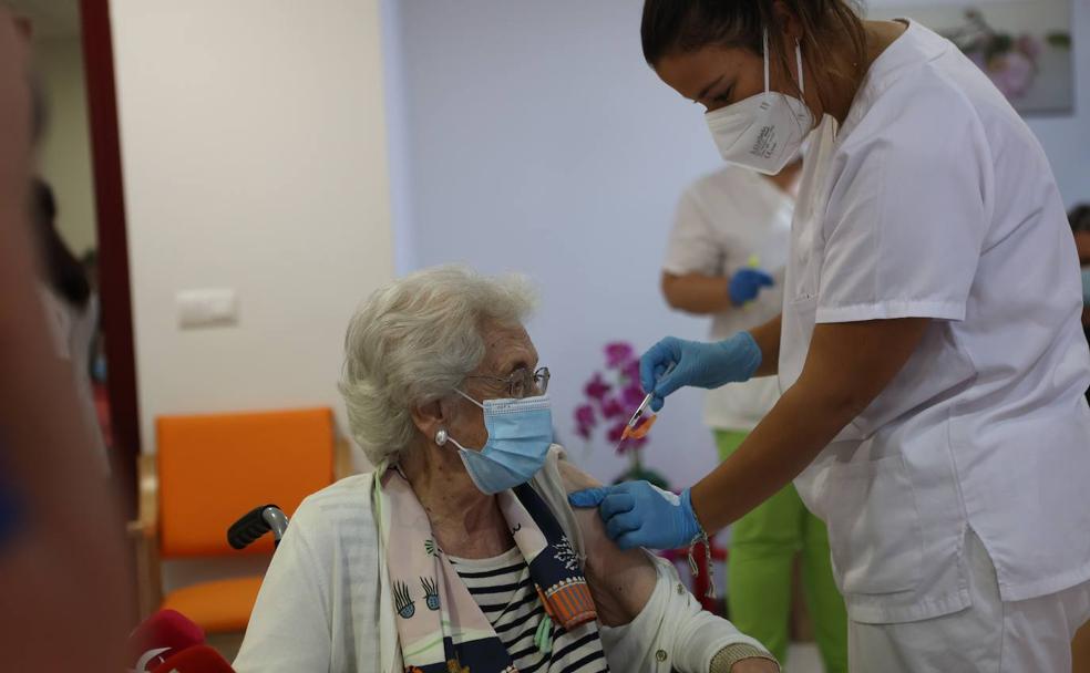 Sanidad apuesta ya por la tercera dosis generalizada pese a las dudas científicas