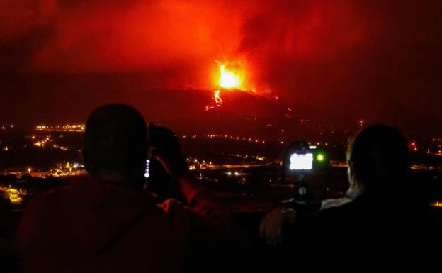 Los expertos dudan de que la lava del volcán de La Palma llegue al mar