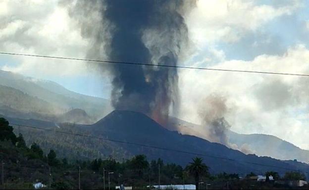 El cono del volcán de La Palma se desmorona